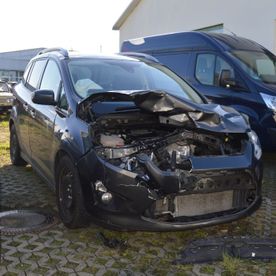 Beschädigtes Auto mit Beulen