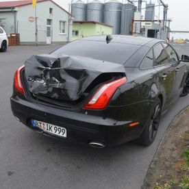 Beschädigtes Auto mit Beulen