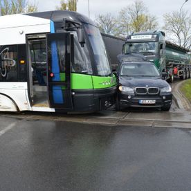 Bus- und Auto-Kollision