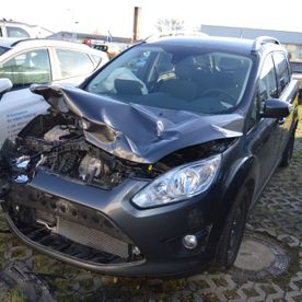 Beschädigtes Auto mit Beulen