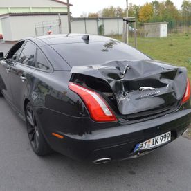 Beschädigtes Auto mit Beulen